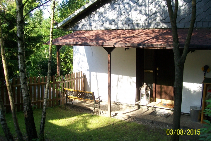 Der sonnige Hauseingang und ein schöner Sitzplatz für Raucher