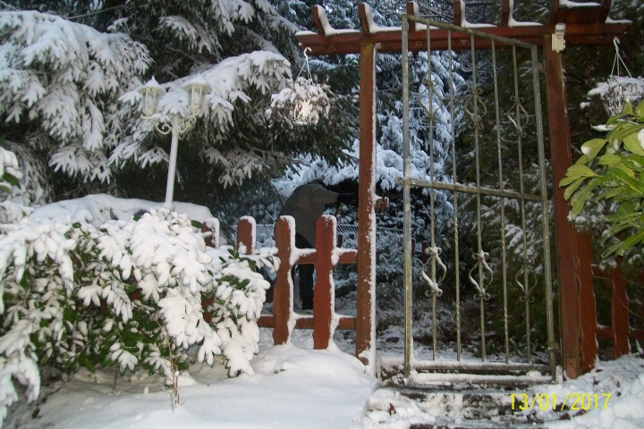 Der Eingang im Schnee