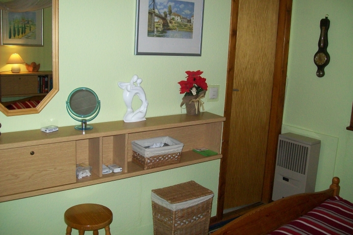 Schlafzimmer mit Tür zum Bad