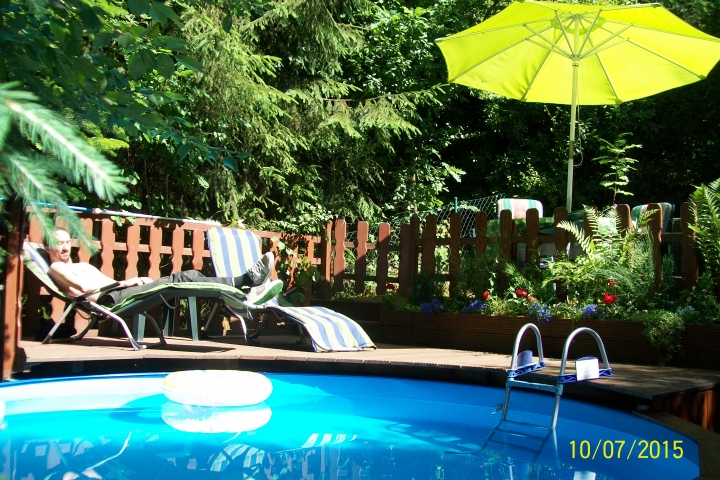 Der Pool mit Sonnendeck