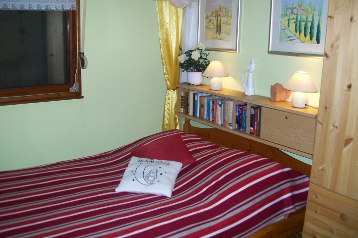 Das Schlafzimmer mit Fenster zum Garten