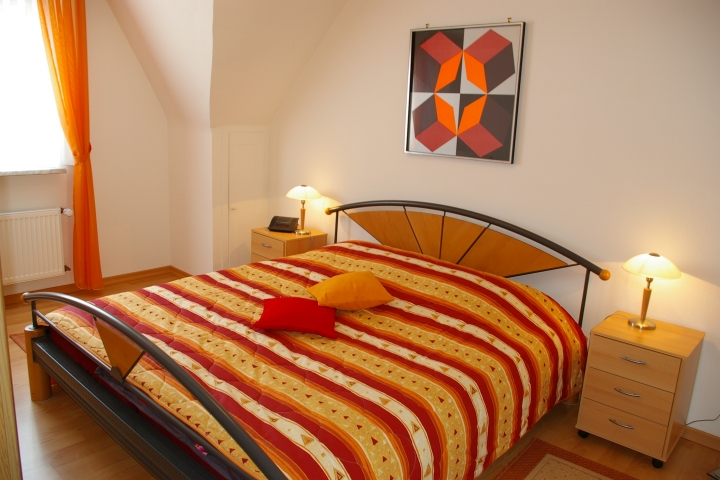 Schlafzimmer mit großem Doppelbett 180x200