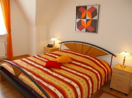 Schlafzimmer mit großem Doppelbett 180x200