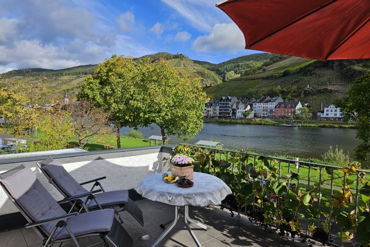 Großer Balkon und Essplatz mit Moselblick