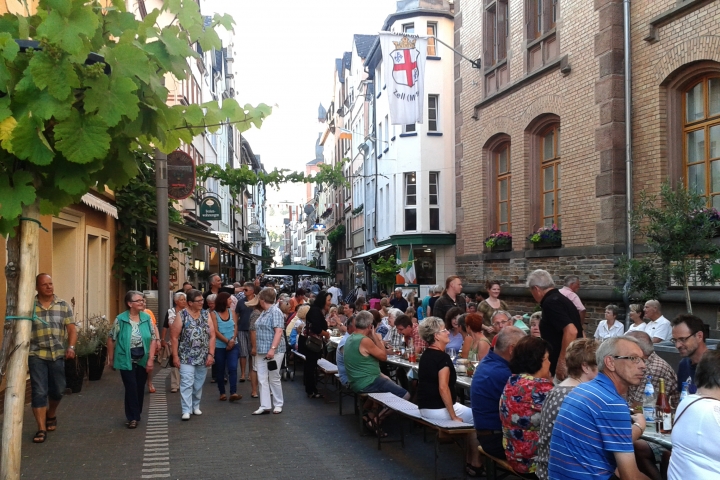 Lange Tafel in Zell im Juli
