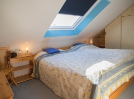 Schlafzimmer mit Doppelbett