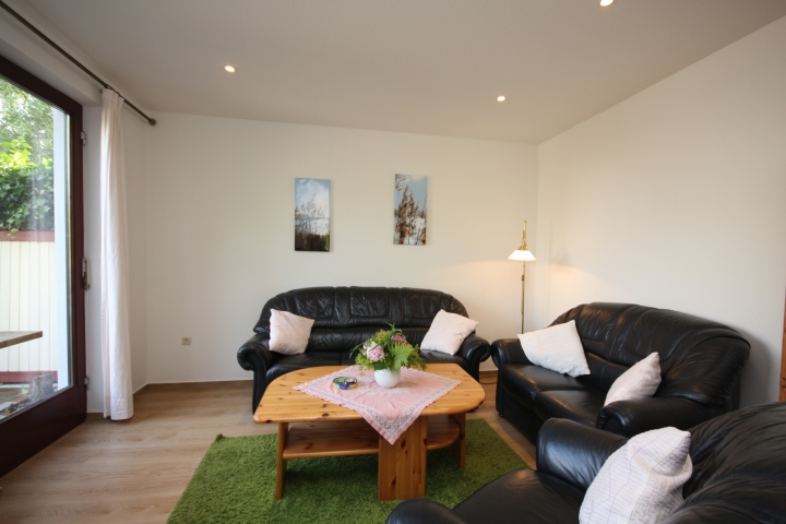 Wohnzimmer mit Tür zur Terrasse (Haus unten)