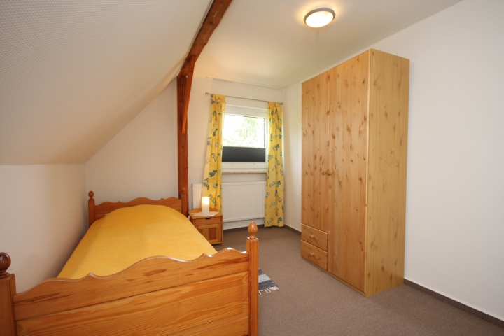Schlafzimmer 4 mit Einzelbett (Haus oben)