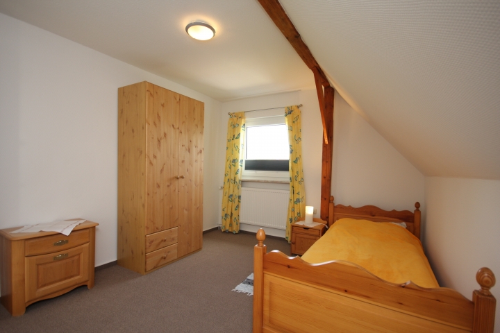 Schlafzimmer 5 mit Einzelbett (Haus oben)
