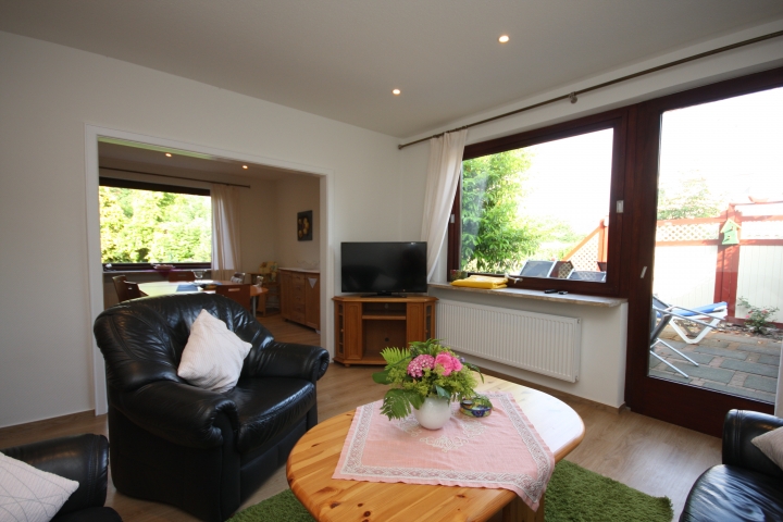 Wohnzimmer mit Blick zur Terrasse und Essbereich (Haus unten)