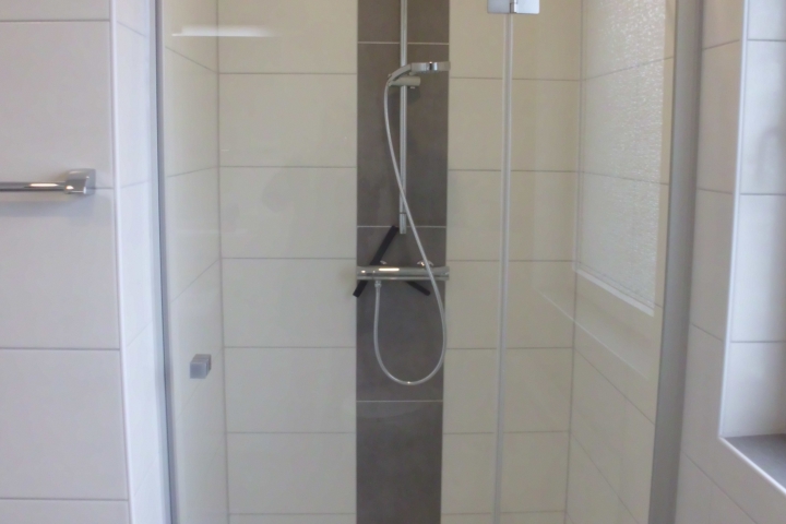 Badezimmer 1 Blick zur Dusche (Haus unten)