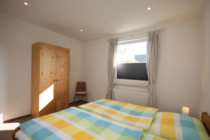 Schlafzimmer 1 Blick zum Fenster (Haus unten)