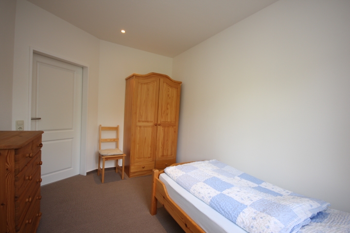 Schlafzimmer 2 mit Einzelbett und Kinderbett (Haus unten)