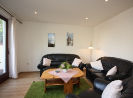 Wohnzimmer mit Tür zur Terrasse (Haus unten)