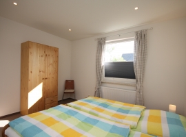 Schlafzimmer 1 Blick zum Fenster (Haus unten)