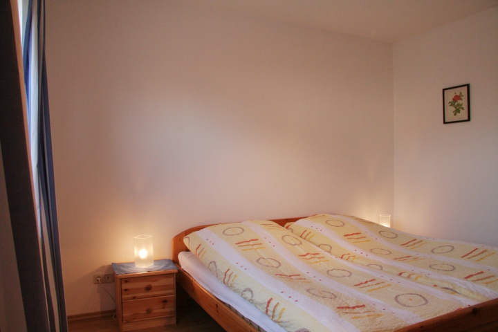 Schlafzimmer 1 mit Doppelbett Fenstersicht (Erdgeschoss)