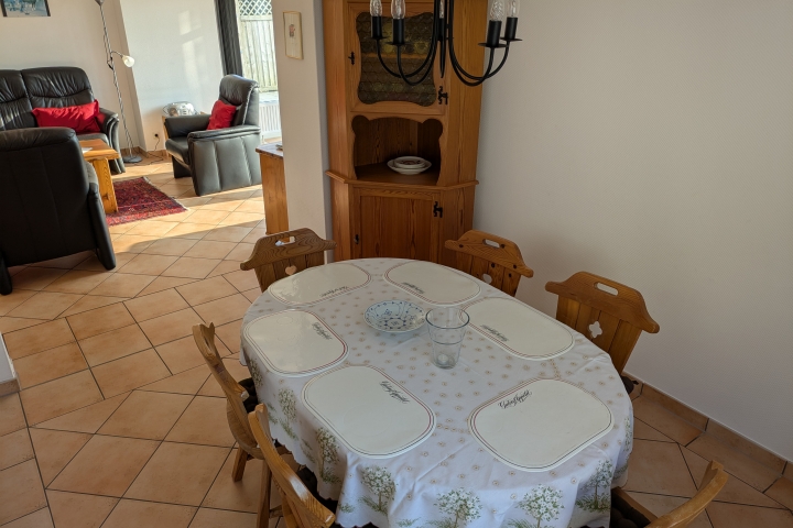 Essbereich angrenzend zum Wohnzimmer (Erdgeschoss)
