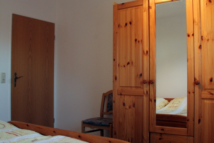Schlafzimmer 1 mit Doppelbett Blick zur Tür (Erdgeschoss)
