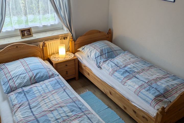 Schlafzimmer 2 mit zwei Einzelbetten (90x200cm)
(Erdgeschoss)