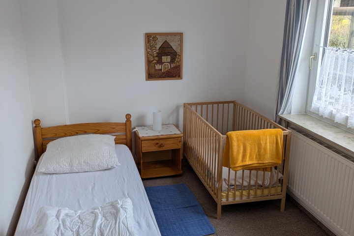 Schlafzimmer 3 (Erdgeschoss) Einzelbett und Kinderbett
