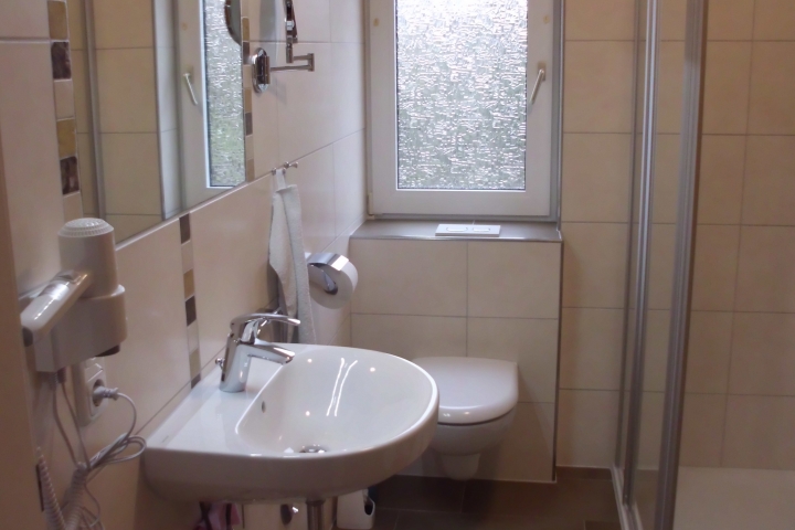 Badezimmer Blick zum Fenster (Erdgeschoss)