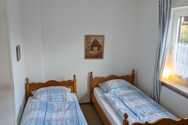 Schlafzimmer 3 mit zwei Einzelbetten 90 x 200 cm (Erdgeschoss)