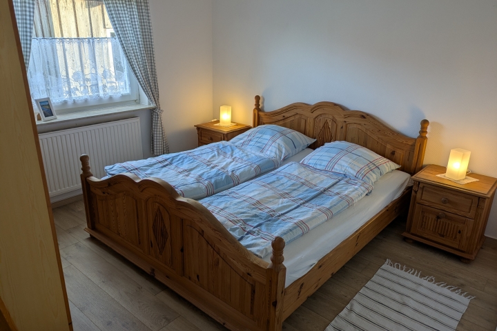 Schlafzimmer 1 mit Doppelbett (Erdgeschoss)