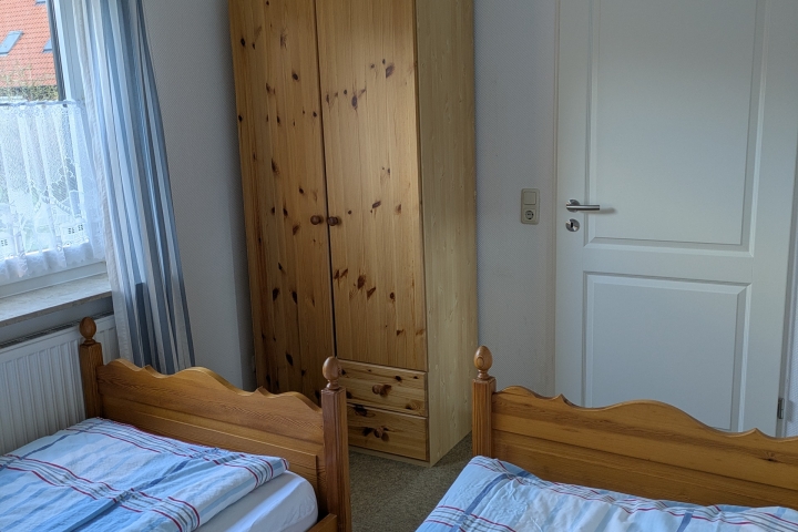 Schlafzimmer 3 Blick zur Tür (Erdgeschoss)