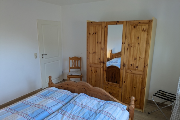 Schlafzimmer 1 mit Doppelbett Blick zur Tür (Erdgeschoss)