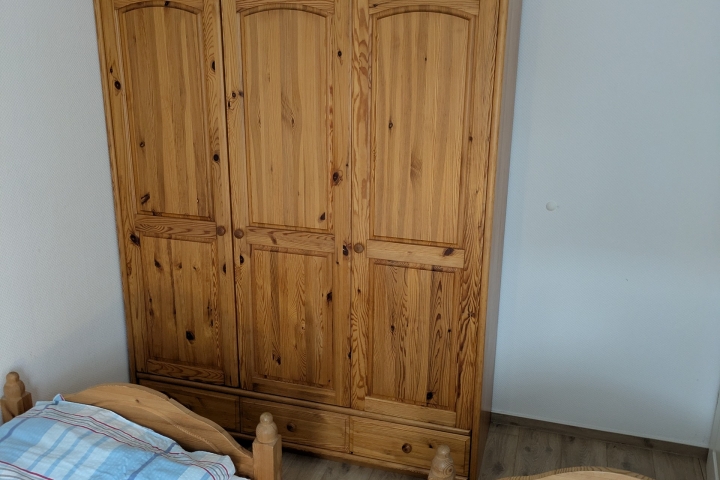 Schlafzimmer 2 mit Blick zur Tür (Erdgeschoss)