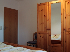 Schlafzimmer 1 mit Doppelbett Blick zur Tür (Erdgeschoss)