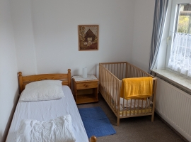 Schlafzimmer 3 (Erdgeschoss) Einzelbett und Kinderbett