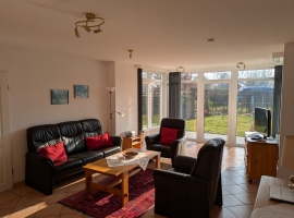 Wohnzimmer mit großer Fensterfront (Erdgeschoss)