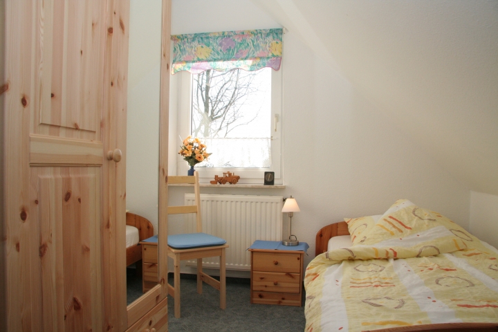 Schlafzimmer 2 mit Einzelbett und Kinderbett (Obergeschoss)