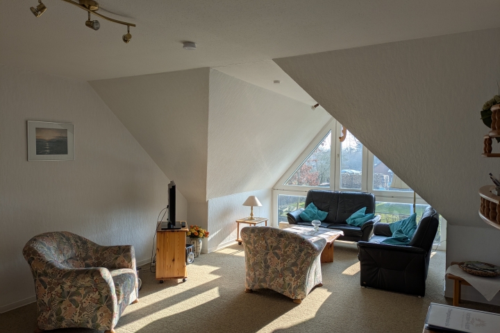 Wohnzimmer mit großer Fensterfront (Obergeschoss)