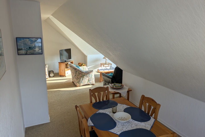 Esszimmer angrenzend an Wohnzimmer (Obergeschoss)