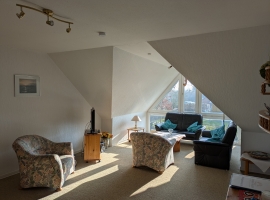 Wohnzimmer mit großer Fensterfront (Obergeschoss)