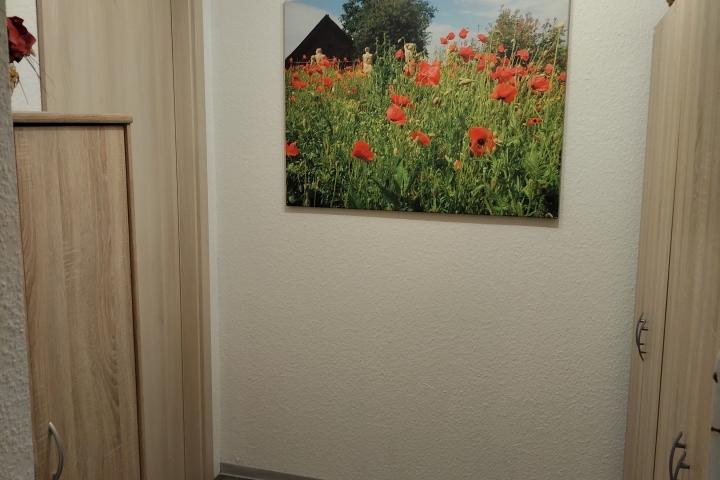 Flur und Kleiderschrank vor dem kleinen Bad