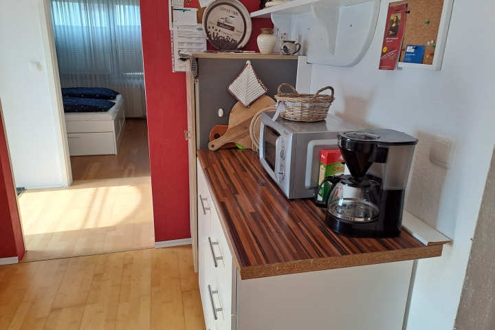Küche offen mit Blick über Flur zum Schlafzimmer
