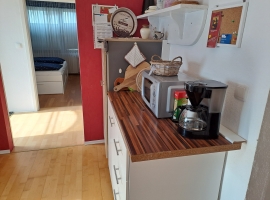 Küche offen mit Blick über Flur zum Schlafzimmer