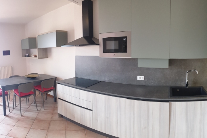 Moderne Küche mit Induktion und Spülmaschine Apt. 2