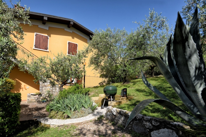 Hausansicht vom Gemeinschaftsgarten her