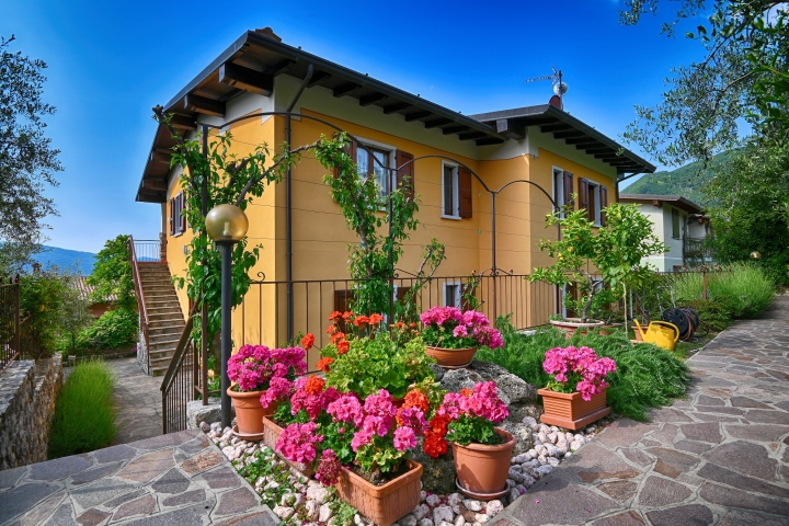 Blick aufs Haus vom Poolgelände