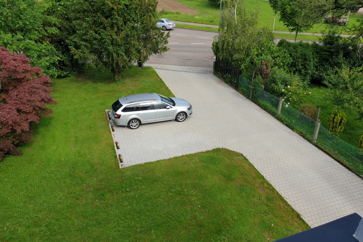 Blick aus FeWo Schlafzimmerfenster auf Vorgarten und PKW-Parkplatz
