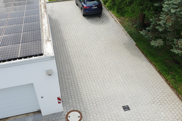 Blick vom Balkon auf Garagen, Hof und Garten