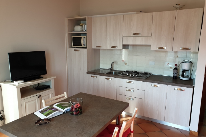 Küchenzeile und Eßplatz Apt. 1