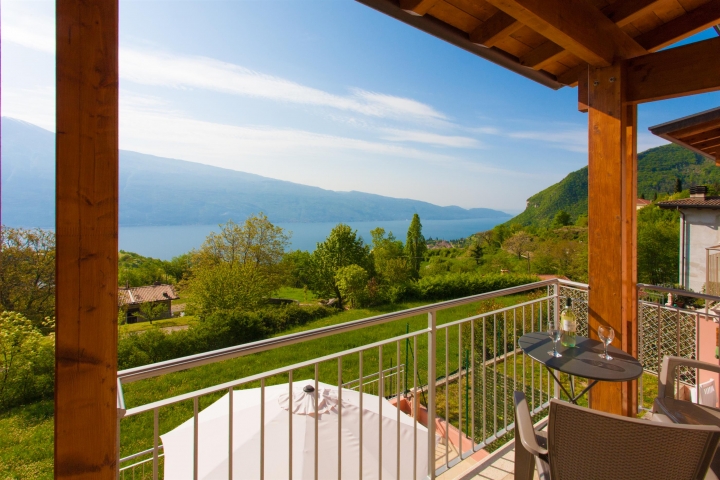 Balkon mit traumhaftem Seeblick vor Schlafzimmer 1