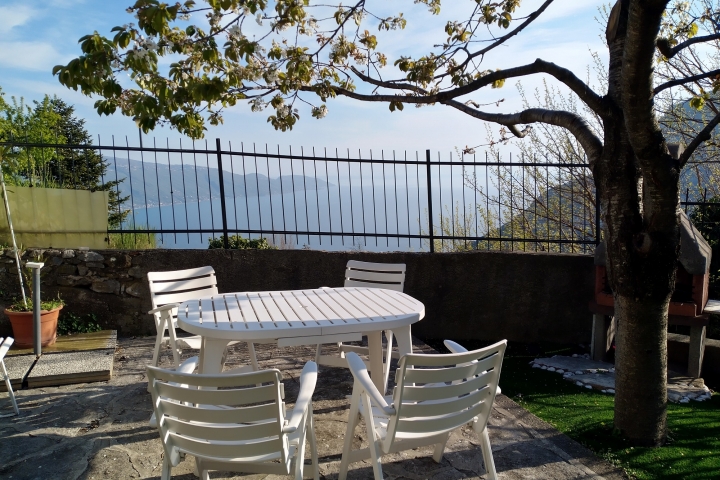 Casa Montegrappa | Garten mit gemütlichem Sitzplatz und traumhaftem Seeblick
