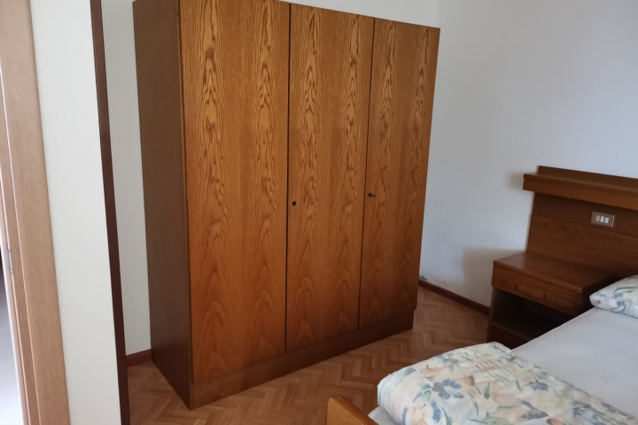 großer Kleiderschrank