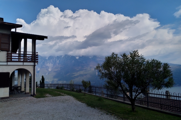 Hausansicht, der Monte Baldo versteckt sich im Wolkenmeer